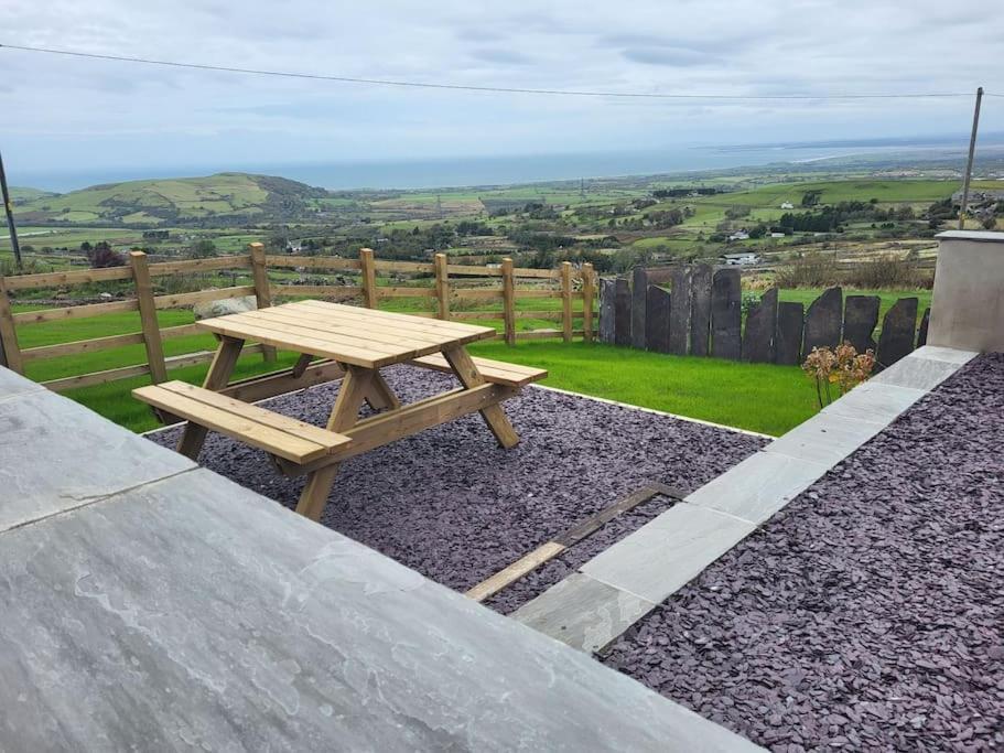 Villa Amazing Coastal & Sunset Views In Eryri à Llanllyfni Extérieur photo