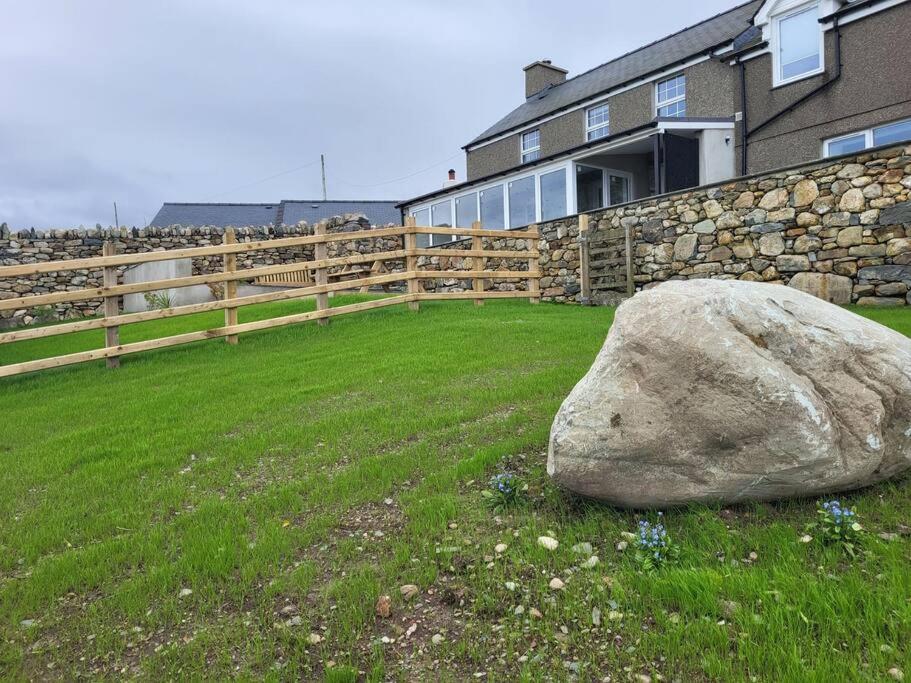 Villa Amazing Coastal & Sunset Views In Eryri à Llanllyfni Extérieur photo